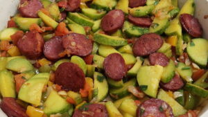 Abobrinha à Mineira Refogada com Linguiça e Tomates Abobrinha refogada com linguiça à mineira