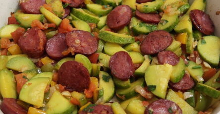Abobrinha refogada com linguiça à mineira