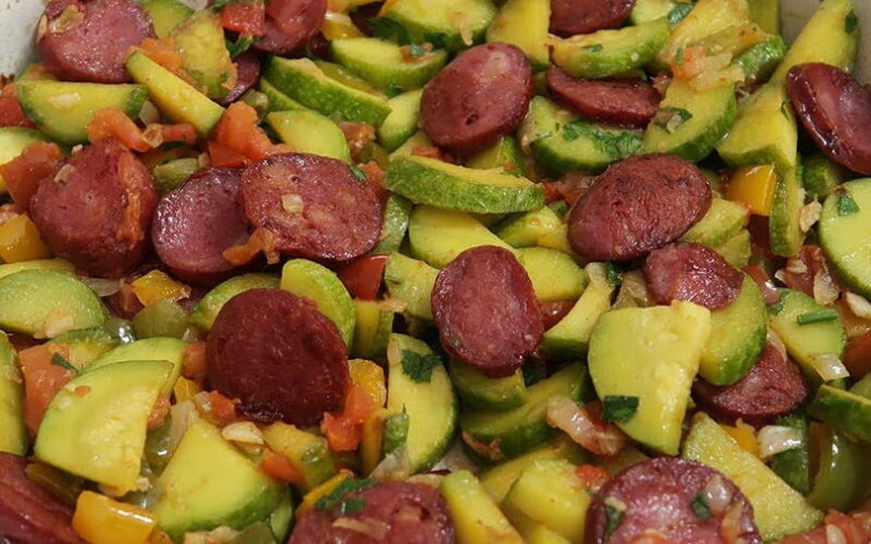 Abobrinha refogada com linguiça à mineira