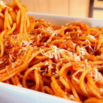 Macarronada Simples e Fácil com Molho de Carne Moída Macarronada simples e fácil com molho de carne moída