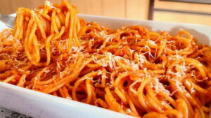 Macarronada Simples e Fácil com Molho de Carne Moída Macarronada simples e fácil com molho de carne moída