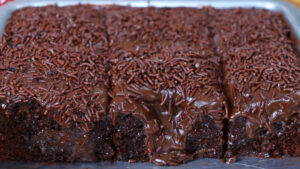 Bolo de Chocolate Fácil com Cobertura Bolo de Chocolate com Cobertura