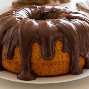 Bolo de cenoura com cobertura de brigadeiro mole