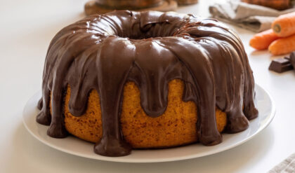 Bolo de Cenoura Fácil com Cobertura de Brigadeiro Bolo de cenoura com cobertura de brigadeiro mole