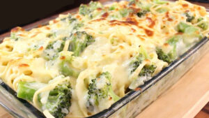 Macarrão com Brócolis e Molho Branco Macarrão com brócolis e molho branco
