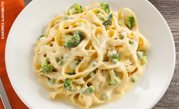 Macarrão com molho branco e brócolis