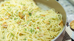 Macarrão Alho e Óleo Fácil e Rápido Receita de macarrão espaguete alho e óleo