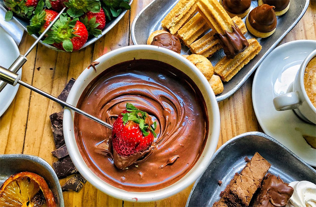 Fondue de Chocolate Caseiro para molhar frutas