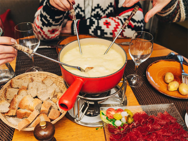 Fondue de Queijo com acompanhamentos