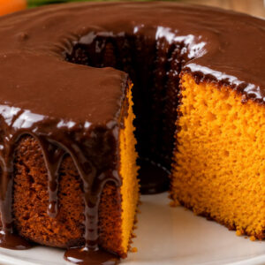 Bolo de cenoura com calda de chocolate