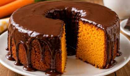 Bolo de cenoura com calda de chocolate