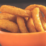 Anéis de cebola empanados e fritos (feitos com cerveja) Anéis de cebola