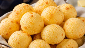 Pão de Queijo Rápido (com 3 ingredientes) Pão de queijo rápido feito com 3 ingredientes