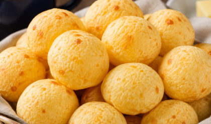Pão de Queijo Rápido (com 3 ingredientes) Pão de queijo rápido feito com 3 ingredientes