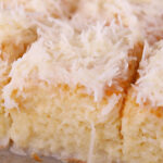 Bolo de Coco Gelado (Molhadinho e Cremoso) Bolo de Coco Gelado Molhadinho