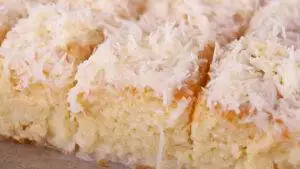 Bolo de Coco Gelado (Molhadinho e Cremoso) Bolo de Coco Gelado Molhadinho