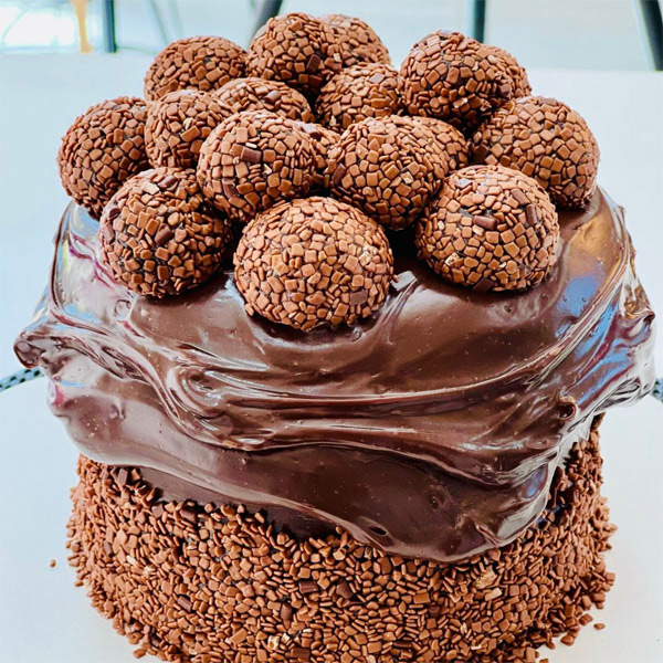 Bolo chocolatudo de brigadeiro