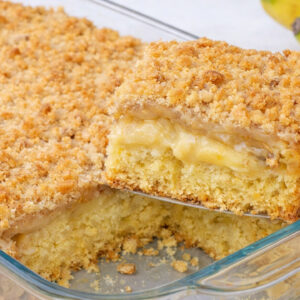 Cuca de banana com farofa doce por cima