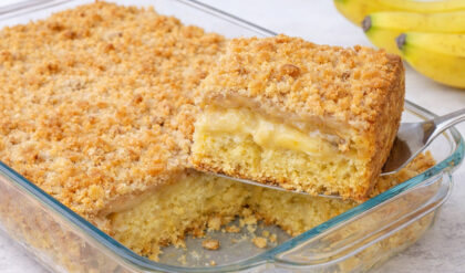 Cuca de banana com farofa doce por cima