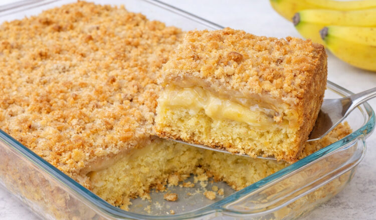 Cuca de banana com farofa doce por cima