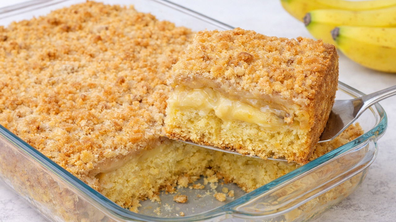 Cuca de banana com farofa doce por cima