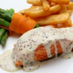 Salmão ao Molho de Pimenta Rosa Salmão ao molho de pimenta rosa