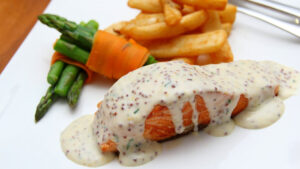 Salmão ao molho de pimenta rosa