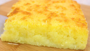 Bolo de Mandioca com Coco (Cremoso e Perfeito) Bolo de mandioca com coco cremoso (aipim com coco)