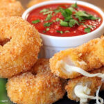 Anéis de Cebola empanados e recheados com queijo