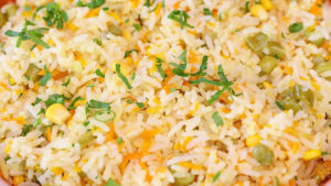 Receita de arroz com cenoura, ervilha e milho