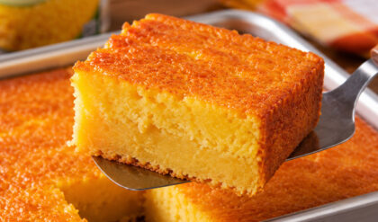 Bolo de Milho de Lata Cremoso (Feito no Liquidificador) Bolo de milho cremoso com milho de latinha