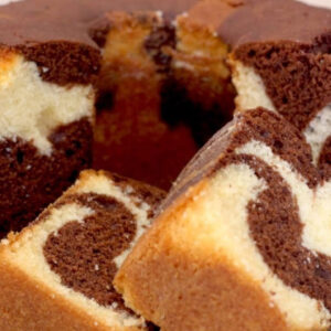 Bolo Mesclado Simples e Fácil com Massa Branca e de Chocolate