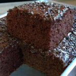 Bolo de chocolate de liquidificador com cobertura