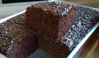 Bolo de chocolate de liquidificador com cobertura