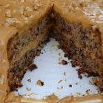 Bolo de nozes recheado com doce de leite