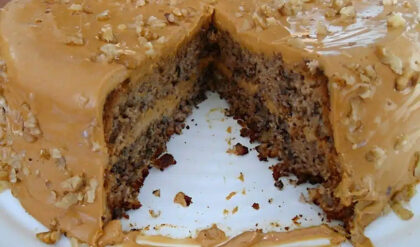 Bolo de nozes recheado com doce de leite