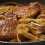 Bife acebolado na frigideira