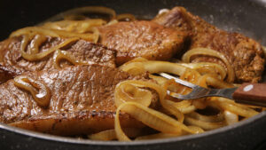 Bife Acebolado na Frigideira (Melhor Maneira) Bife acebolado na frigideira