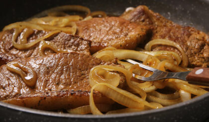 Bife acebolado na frigideira