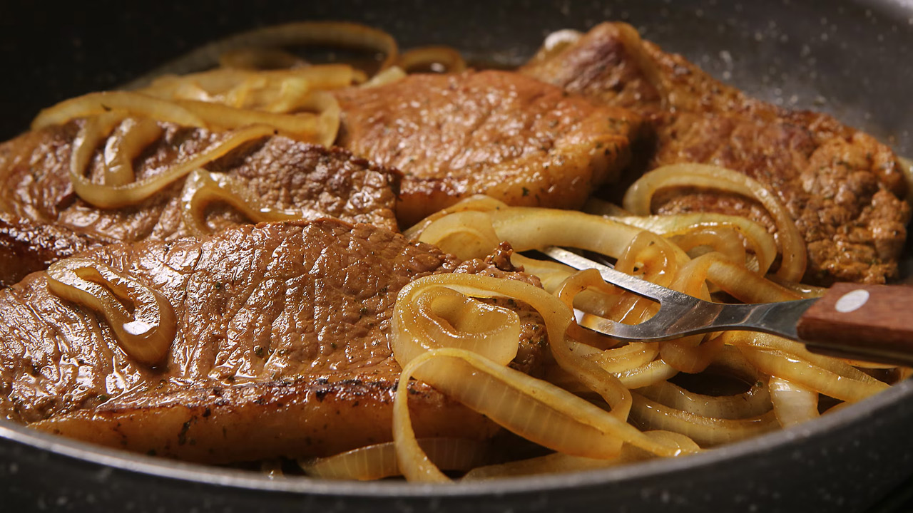 Bife Acebolado na Frigideira (Melhor Maneira) Bife acebolado na frigideira