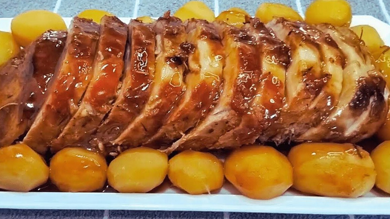 Lombo Assado Perfeito (Opção com Batatas ou Abacaxi) Lombo Assado com batatas ou abacaxi