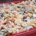 Salada de macarrão parafuso colorido