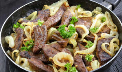 Bife de Fígado Acebolado na Frigideira (Melhor Receita) Fígado acebolado na frigideira