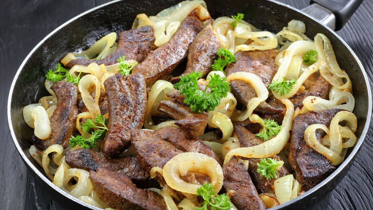 Bife de Fígado Acebolado na Frigideira (Melhor Receita) Fígado acebolado na frigideira