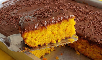 Bolo de cenoura tradicional com cobertura de chocolate