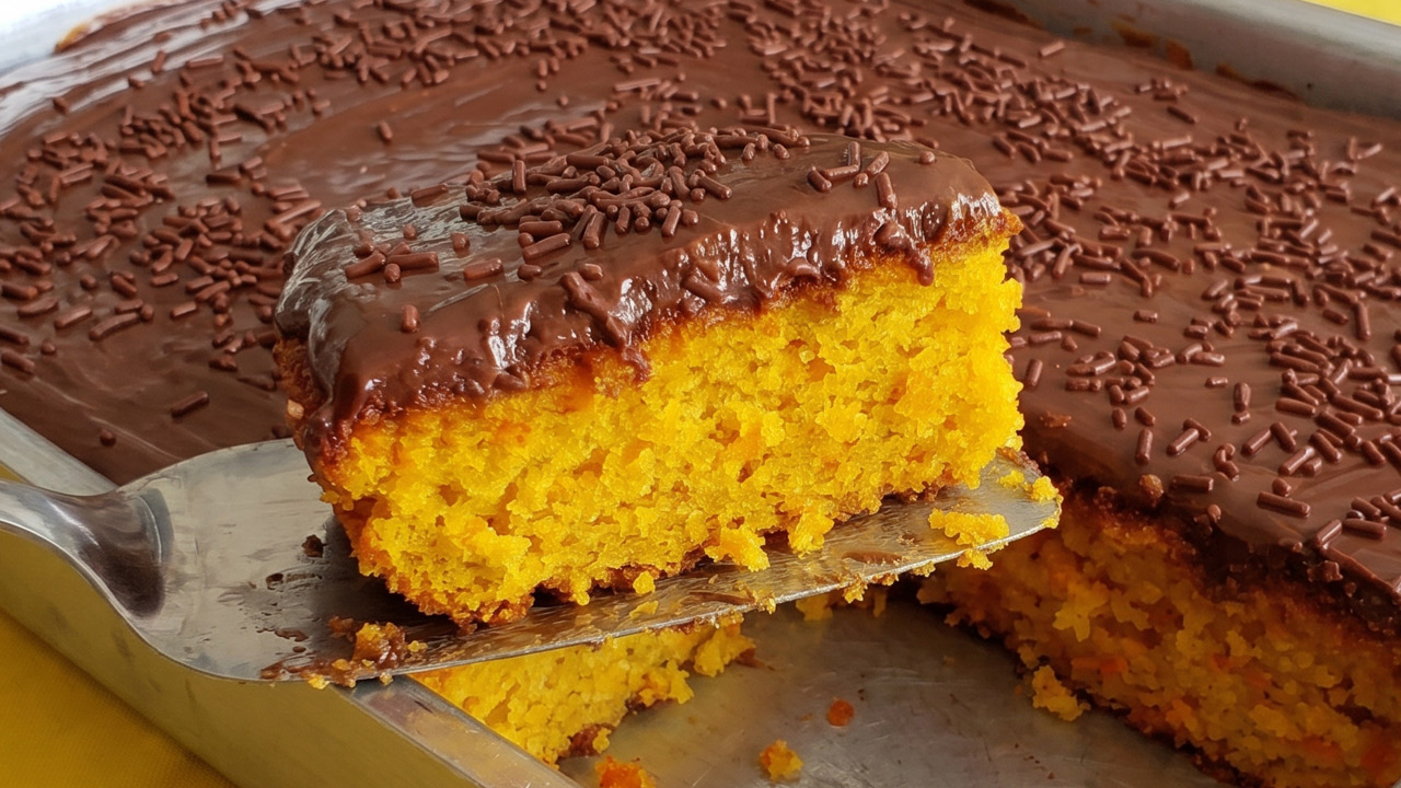 Bolo de Cenoura com Cobertura de Chocolate Bolo de cenoura tradicional com cobertura de chocolate