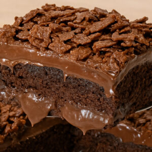 Bolo de chocolate com cobertura crocante