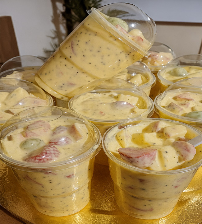 Salada de Frutas com Creme de Maracujá Potinhos de salada de frutas cremosa com maracujá