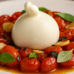 Burrata cremosa com molho de tomate e manjericão