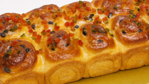 Rosca caseira com frutas cristalizadas